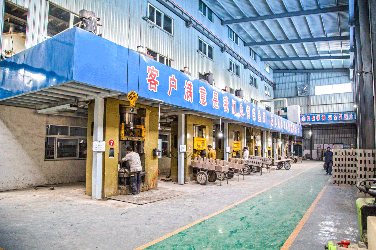 壓力機(jī)成型車間.png